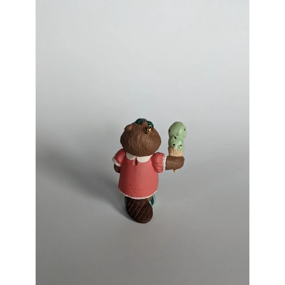 VTG 1994 Hallmark Keepsake Ornament Scoop-endous Granddaughter‎ Beaver Ice Cream
